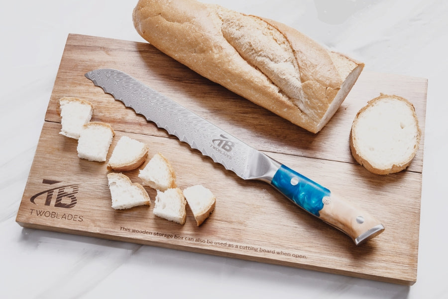 Brotmesser und Brot auf dem Schneidbrett